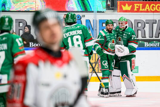 Rögles Michael Kapla och målvakt Arvid Holm jublar