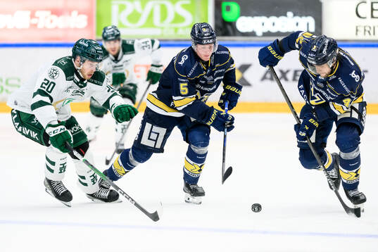 Färjestads Marcus Westfält och HV71s Victor Sjöholm och