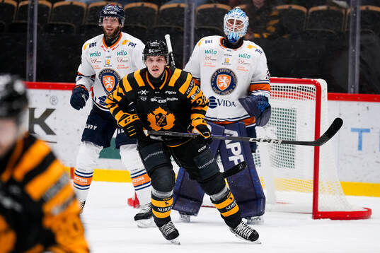 Växjös Petter Granberg och målvakt Emil Larmi