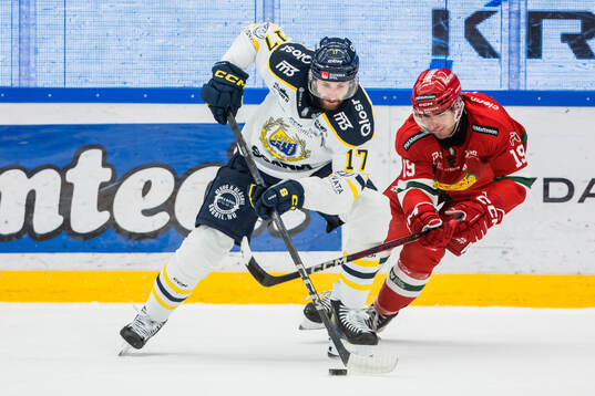 Södertäljes Jacob Dahlström och målvakt Frans Tuohimaa