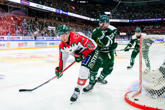 Frölundas Max Friberg och Färjestads Jeremy Salvas Groleau