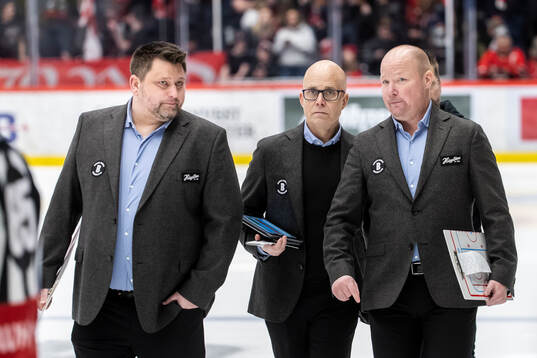 Modos tränare Mattias Karlin och assisterande tränare