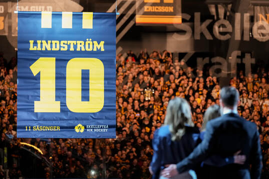 Joakim Lindström hyllas