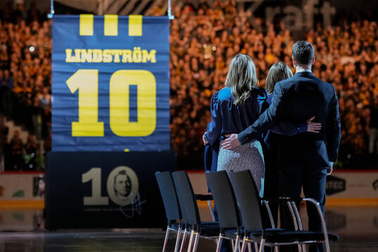 Joakim Lindström hyllas