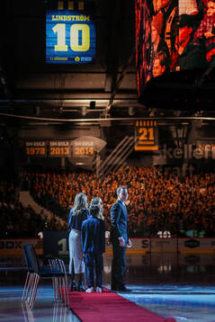 Skellefteås Joakim Lindström får tröjan hissad i taket