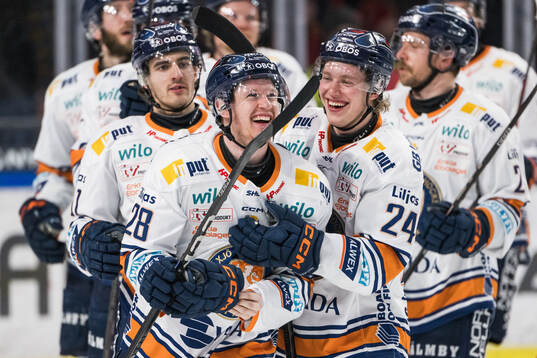 Växjös Hugo Gustafsson jublar