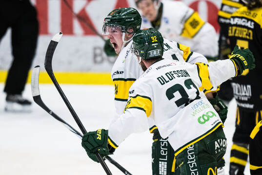 Björklövens Linus Cronholm jublar med Jacob Olofsson