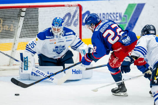 Karlskogas målvakt Lars Volden och Oskarshamns Erik Reed