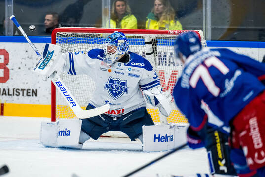 Karlskogas målvakt Lars Volden och Oskarshamns Filip