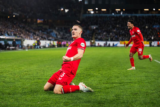Gustaf Lagerbielke of Twente celebrates after 1-3