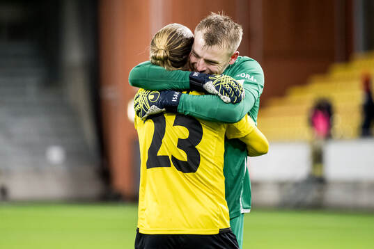 Niklas Hult and goalkeeper Isak Pettersson of Elfsborg celebrate
