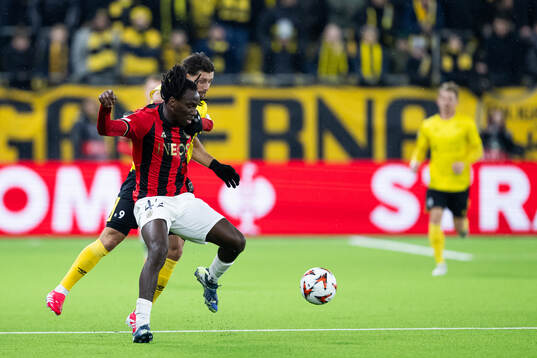 Yael Nandjou of Nice and Arber Zeneli of Elfsborg