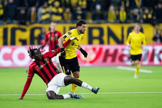 Yael Nandjou of Nice and Arber Zeneli of Elfsborg