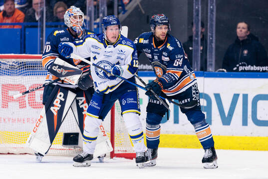 Leksands Kalle Östman mellan Växjös målvakt Adam Åhman