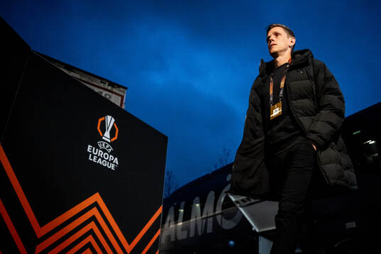 Søren Rieks of Malmö FF arrives to the stadium ahead of the UEFA Europa League football match between Malmö FF and Twente on January 23, 2025 in Malmö. 
