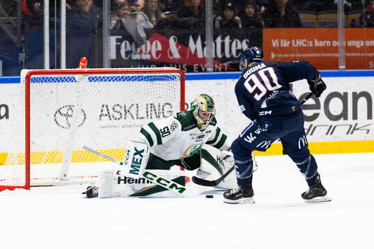 Linköpings Lance Bouma gör 2-2 bakom Färjestads målvakt