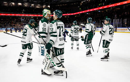 Färjestads spelare med målvakt Damian Clara och Stian