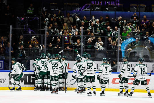 Färjestads spelare och supporters jublar