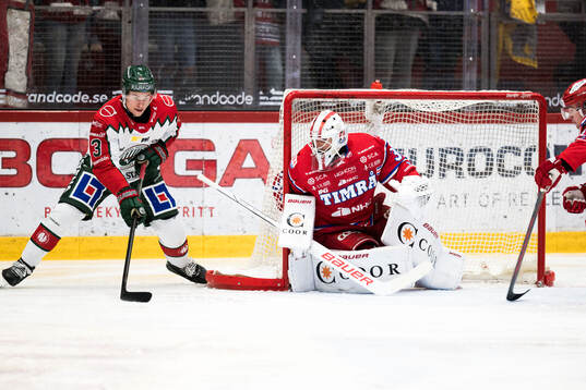 Frölundas Albin Sundin och Timrås målvakt Jacob Johansson