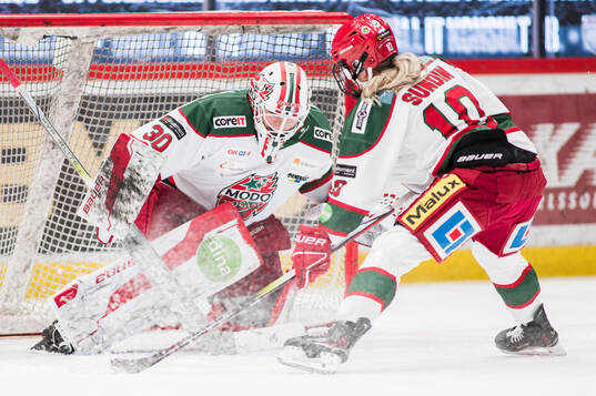 Modos målvakt Lovisa Persson och Wilma Sundin