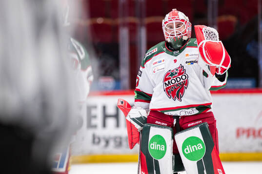 Modos målvakt Andrea Brändli jublar