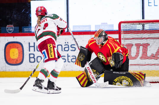 Modos Ebba Hedqvist gör mål bakom Brynäs målvakt Ena