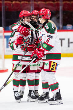 Modos Adela Sapovalivova och Sanna Halsius jublar