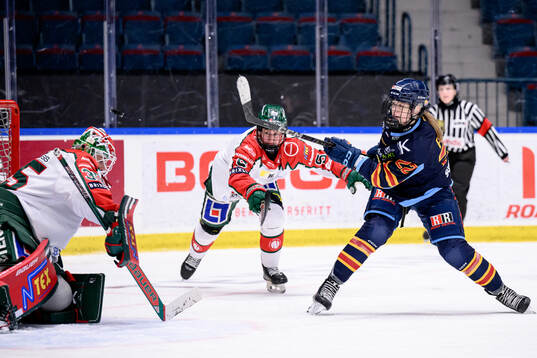 Djurgårdens Tereza Plosova och Frölundas målvakt