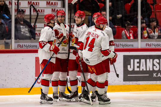 Almtunas Mikkel Oby Olsen jublar