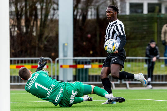 Trelleborgs målvakt Andreas Larsen och Landskronas Xavier