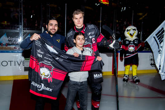Malmö Redhawks Fredrik Händemark delar ut en matchtröja
