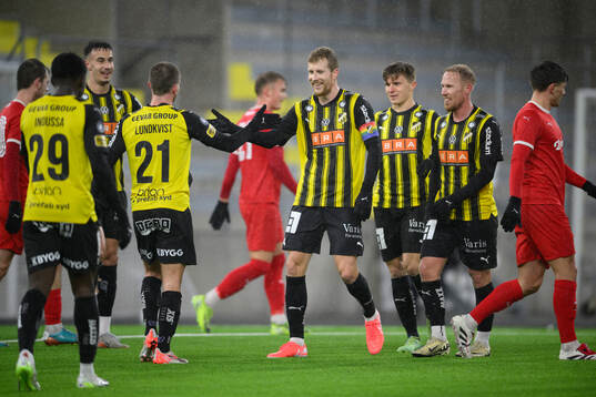 Häckens spelare jublar med målskytt Simon Gustafson efter 3-0