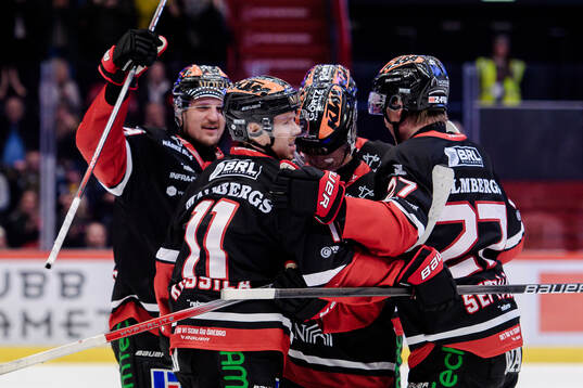 Örebros spelare jublar