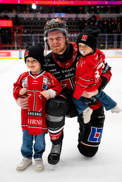 Örebros Christopher Mastomäki jublar med barnen