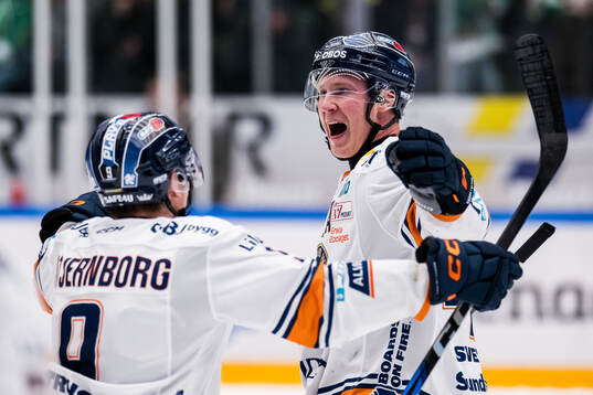 Växjös Victor Stjernborg och Dennis Rasmussen jublar