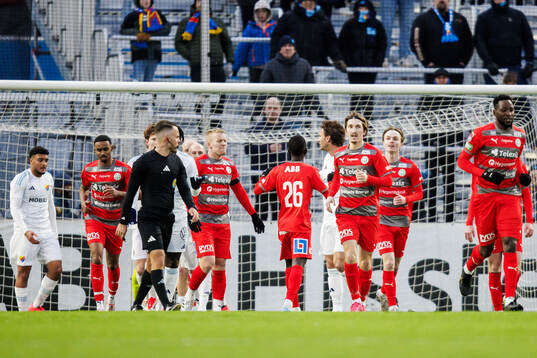 Västerås spelare jublar efter 3-3 av Julius Johansson