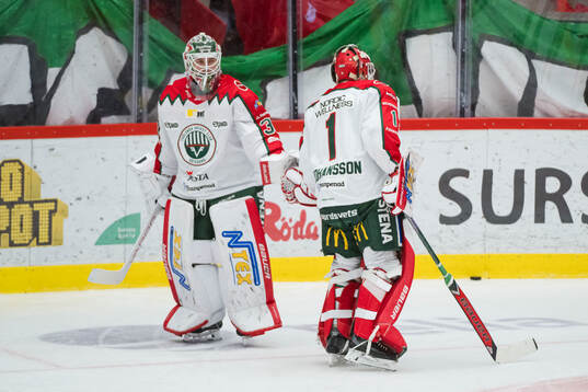 Frölundas Albin Sundin och målvakt Lars Johansson innan