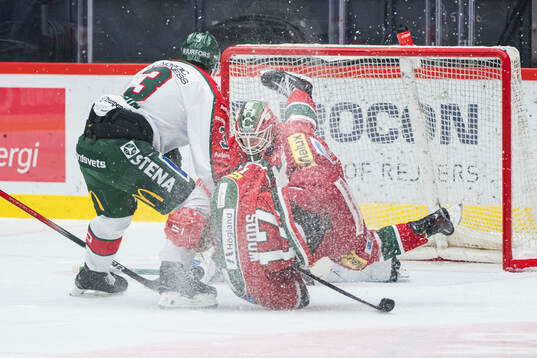 Frölundas målvakt Lars Johansson och Albin Sundin och