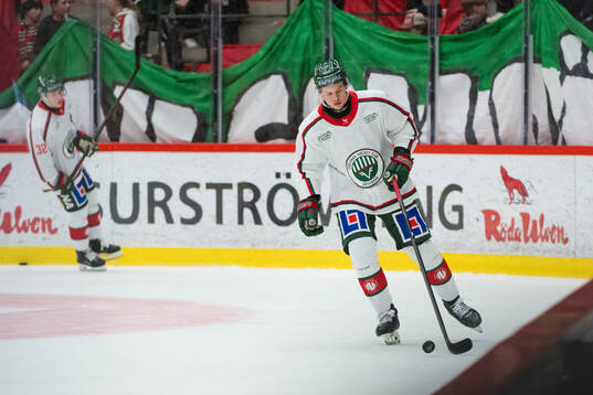 Frölundas Albin Sundin innan ishockeymatchen i SHL mellan