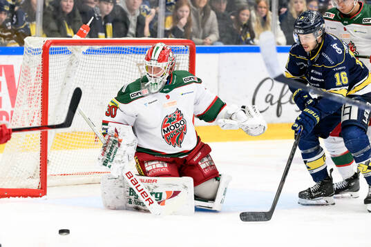 Modos målvakt Lassi Lehtinen och HV71s Tanner Kero