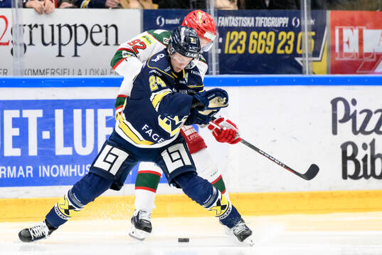 HV71s Oscar Fisker Molgaard och Modos Jesper Olofsson