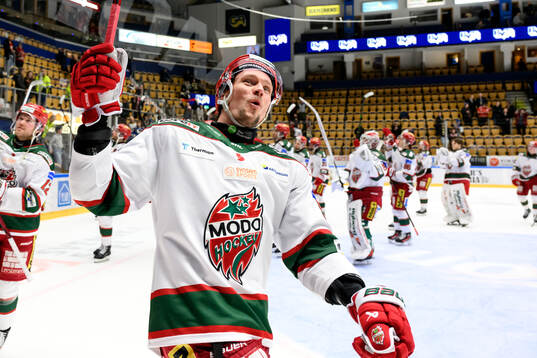 Modos Jesper Olofsson jublar