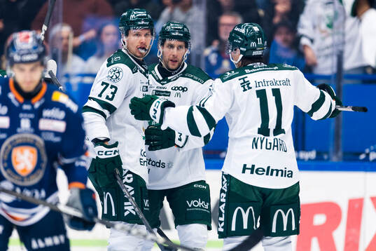 Färjestads Adam Ollas Mattsson och Per Åslund jublar