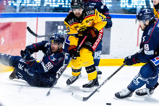 Linköpings Lance Bouma och Remi Elie mot Luleås Frederic