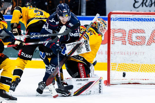 Linköpings Henrik Törnqvist och Luleås målvakt Joel