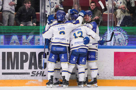 Leksands Martin Karlsson jublar med lagkamrater