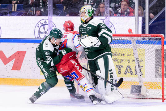 Färjestads Magnus Nygren och målvakt Damian Clara mot