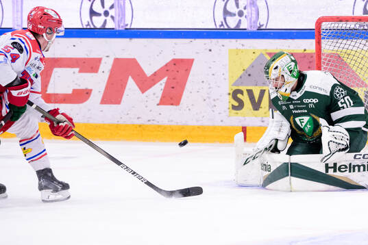 Timrås Jonathan Dahlén och Färjestads målvakt Damian