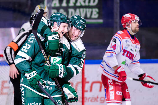 Färjestads Per Åslund och Jeremy Salvas Groleau jublar