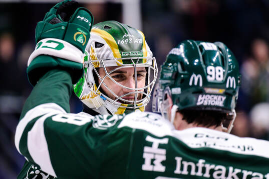 Färjestads målvakt Damian Clara jublar